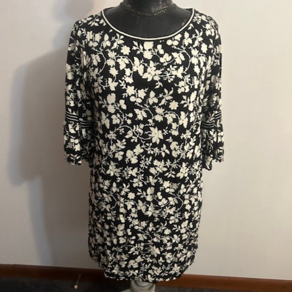 Lark & Ro Black/White Floral print scoop neck bell sleeves dress, size M